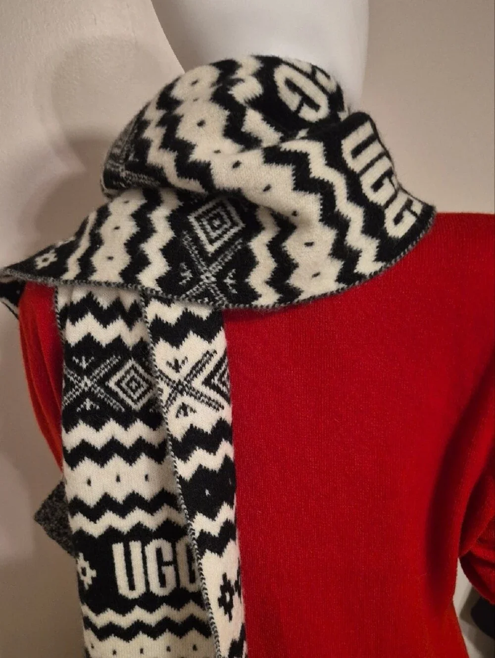 UGG Black and White Patterned Knit Scarf